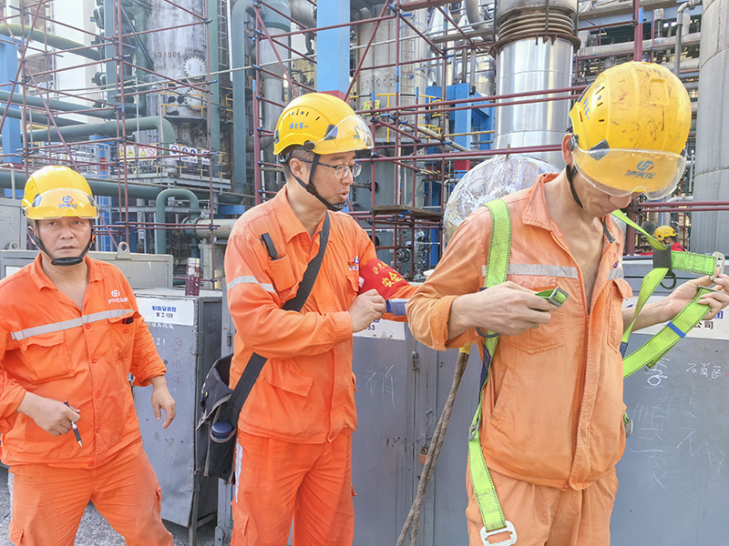 弘旭公司開展瀘天化硝區(qū)大修現(xiàn)場安全帽、安全帶、安全網(wǎng) 使用情況檢查(圖1)