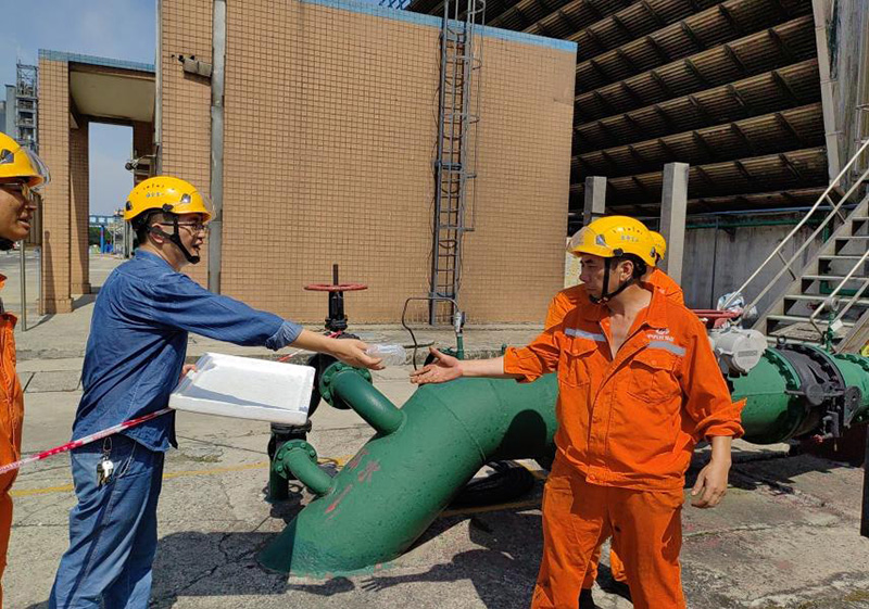 高溫慰問(wèn)送清涼 情系一線暖人心——弘旭公司黨委開展現(xiàn)場(chǎng)送清涼活動(dòng)(圖2)