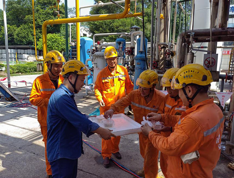 高溫慰問(wèn)送清涼 情系一線暖人心——弘旭公司黨委開展現(xiàn)場(chǎng)送清涼活動(dòng)(圖1)