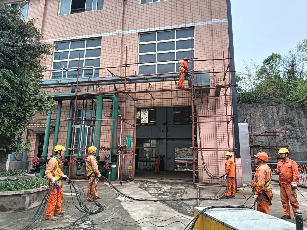 硝區(qū)大修進(jìn)行時(shí)，弘旭隊(duì)伍亮旗幟(圖1)