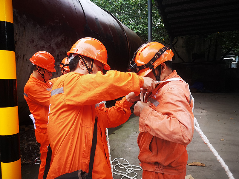 弘旭公司進行受限空間現(xiàn)場應急處置演練(圖1)