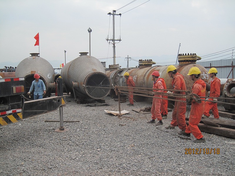 齊心協(xié)力，換熱器管束抽芯(圖1)