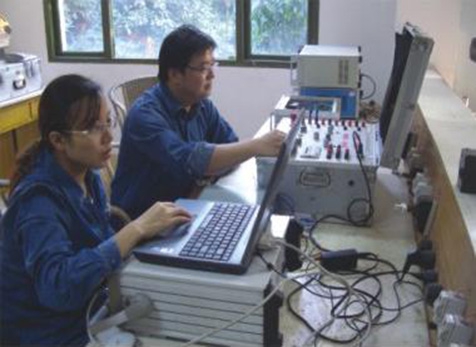 專業(yè)人員正進(jìn)行繼電保護(hù)測(cè)試